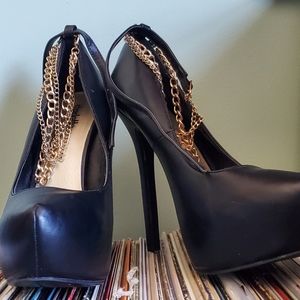 Sleek Black PUMP with Gold Anklet